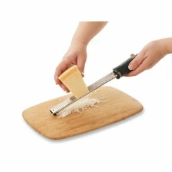 Microplane Râpe Zesteur Premium Classic Noire 11 Microplane Râpe Zesteur Premium Classic Noire -de Buyer Soldes Magasin 47071 4 1 Rape zesteur Premium Classic noire Microplane