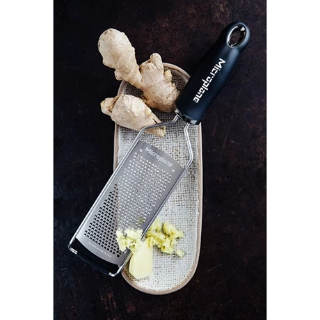 Microplane Râpe à Fromage Fine Gourmet Noire 4 Microplane Râpe à Fromage Fine Gourmet Noire – Image 2