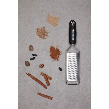 Microplane Râpe à Fromage Fine Gourmet Noire 7 Microplane Râpe à Fromage Fine Gourmet Noire – Image 5