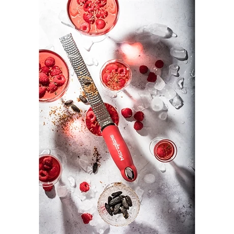 Microplane Zesteur Premium Classic Râpe Rouge Grenade 5 Microplane Zesteur Premium Classic Râpe Rouge Grenade – Image 3