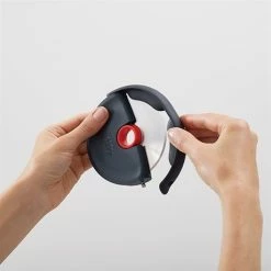 Joseph Joseph Roulette à Pizza Ergonomique Avec Lame Inox -de Buyer Soldes Magasin 670083 3 1 Roulette a pizza ergonomique avec lame inox Joseph Joseph